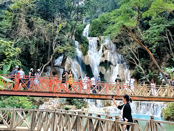 Visitors admire Guangxi Waterfall in Luang Prabang province.(Photo: Vientiane Times.org.la)