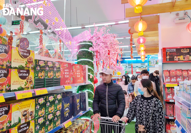 Shoppers are observed at the Co.opmart Da Nang 