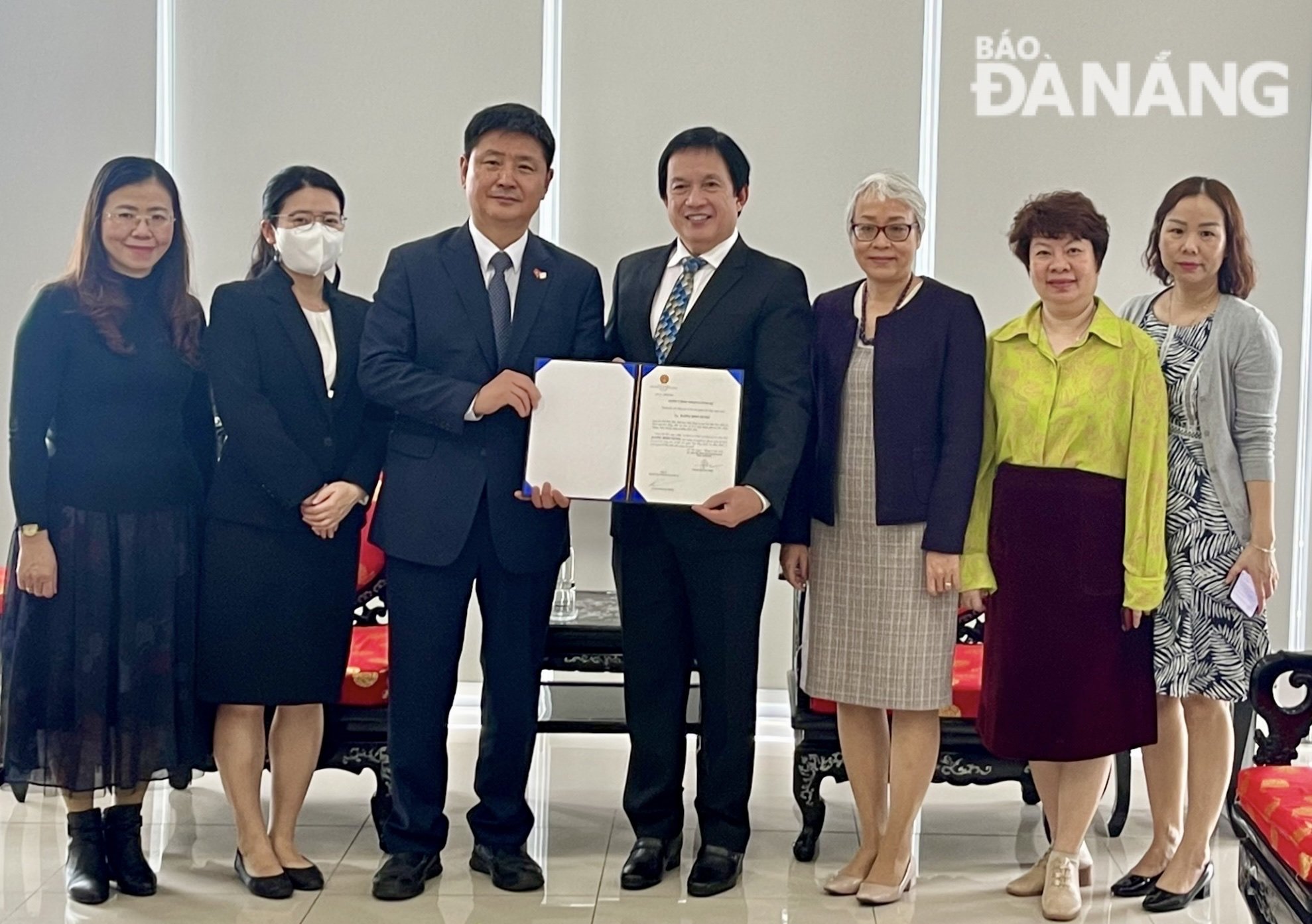 Newly-accredited Consul General of South Korea in Da Nang Kang Boo Sung (3rd, left) handed a consular authentication to leader of the Da Nang Department of Foreign Affairs