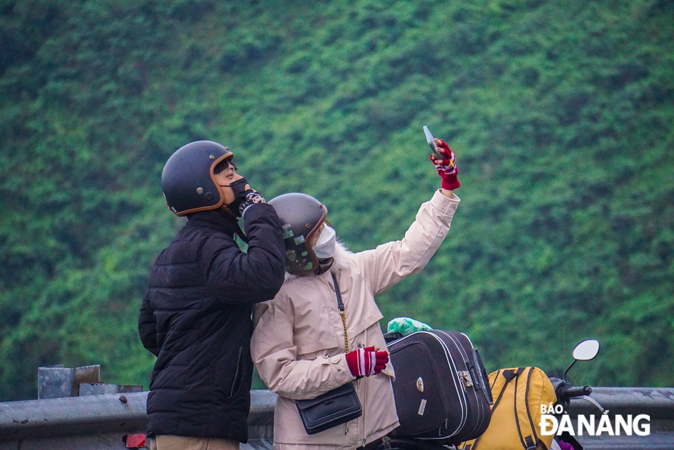 Many young people taking photos on the top of the Hai Van Pass