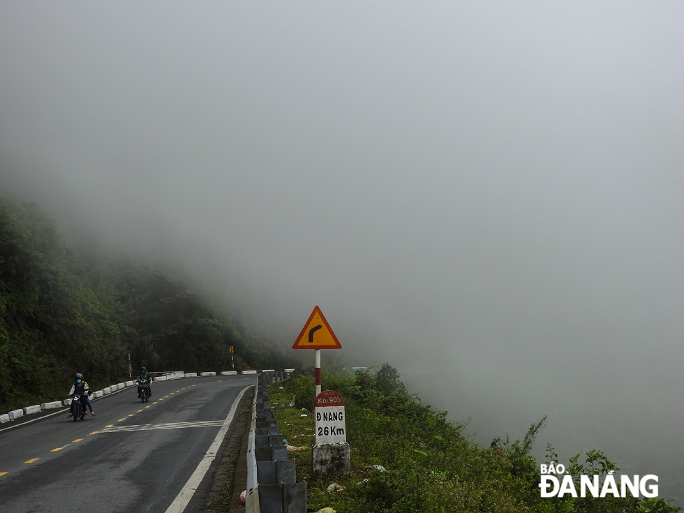 It is so dangerous to travel on the Hai Van Pass in these days, so riders are recommended to go slowly and press the horn continuously