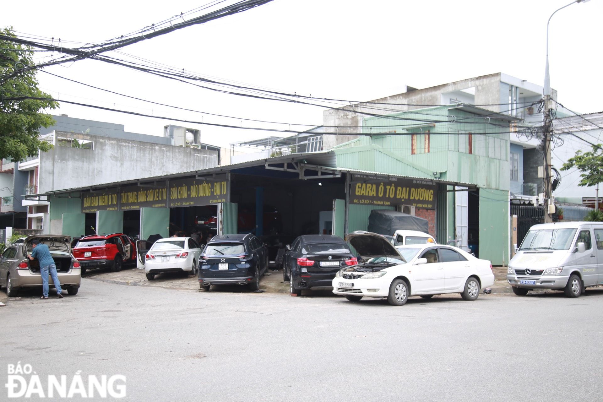 Due to an increasing demand for car repair and maintenance,  many automobile garages in the city are full of vehicles. In the photo: the Dai Duong car garage in Hoa Minh Ward, Lien Chieu District on Thursday morning. Photo: C.THANG