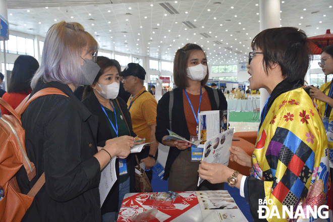 VITM Da Nang 2022 provided the opportunity for the city’s participating businesses to meet and build connections with their partners in a bid to increase international visitor arrivals in Da Nang. In the photo: Da Nang Mikazukis show booth at VITM 2022 drew a great deal of attention from visitors. Photo: NHAT HA