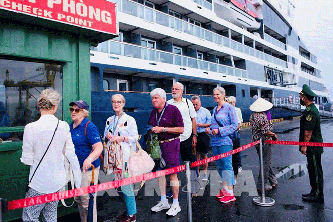 Da Nang welcomes the cruise ship Le Laperouse docked at Tien Sa port on October 9, 2022. This is the first train to bring tourists by sea to Da Nang after a hiatus due to COVID-19. Photo: VNA