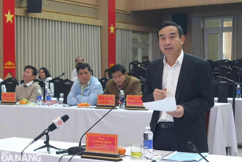 Chủ tịch UBND thành phố Lê Trung Chinh chỉ đạo các sở, ban, ngành ưu tiên nguồn lực cho quận Liên Chiểu. Ảnh: HOÀNG HIỆP