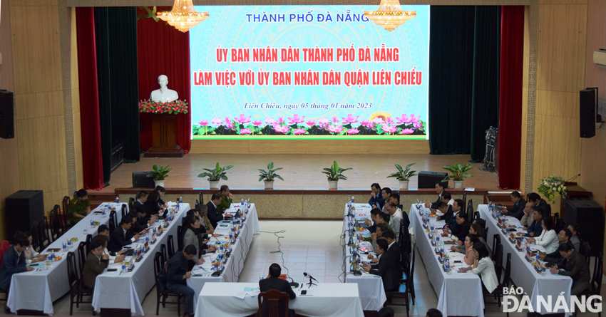 Quang cảnh buổi làm việc của Chủ tịch UBND thành phố Lê Trung Chinh với quận Liên Chiểu. Ảnh: HOÀNG HIỆP