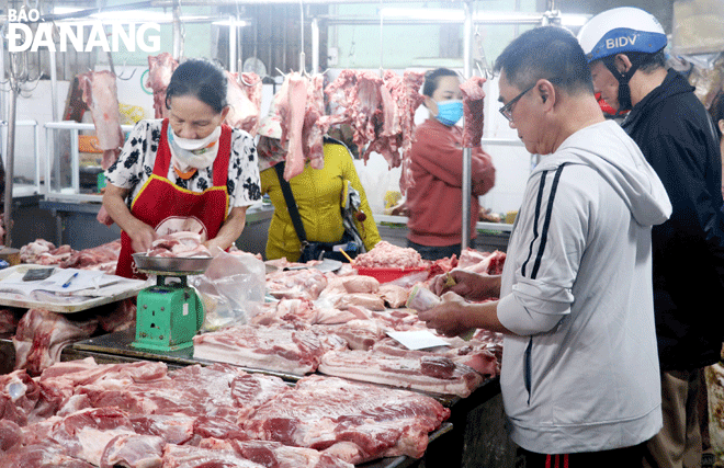 Ngành nông nghiệp thành phố cần phối hợp với các đơn vị tăng cường quản lý giết mổ gia súc, gia cầm, bảo đảm an toàn thực phẩm cho người dân vui xuân, đón Tết. Trong ảnh: Tiểu thương và khách hàng mua bán tại chợ Đống Đa, quận Hải Châu. Ảnh: VĂN HOÀNG