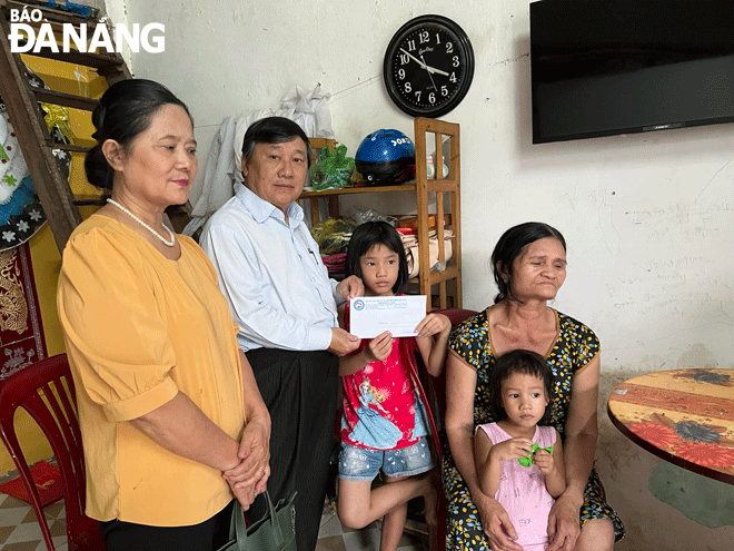 The Da Nang Sponsoring Association for Poor Women and Disadvantaged Children presents gifts to disadvantaged residents in Lien Chieu District. Photo: PHAN CHUNG