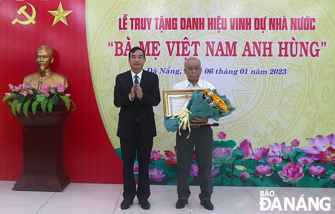Chủ tịch UBND thành phố trao danh hiệu Nhà nước Bà mẹ Việt Nam anh hùng cho thân nhân gia đình bà Phạm Thị Sắc. Ảnh: X.D