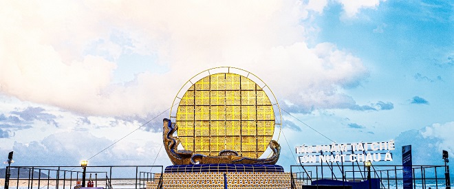 Tác phẩm nghệ thuật “Hừng Đông” được triển khai với 40,000 lon bia đã qua sử dụng.