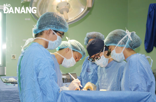 Appropriate policies will help increase engagement of healthcare staff in their jobs. IN THE PHOTO: Surgeons of the Da Nang General Hospital are performing a heart surgery. Photo: PHAN CHUNG