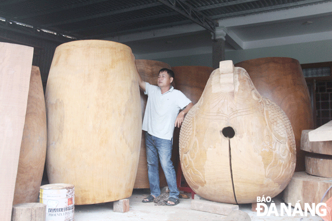 Hiện nay, ông Phan Văn Hiệp được ghi nhận là người làm chiếc trống lớn nhất từ trước đến nay tại thôn Lâm Yên với đường kính mặt trống 2,3 mét, cao 6 mét.  Ảnh: NGỌC QUỐC