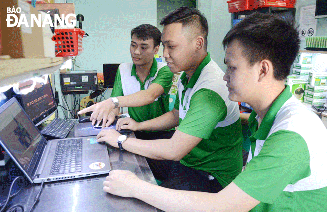 Nguyễn Mạnh Cường (bên trái) và nhóm nghiên cứu mạnh dạn thành lập Công ty Cổ phần sản xuất thiết bị điện STC Electric để phát triển sản phẩm cung ứng ra thị trường. Ảnh: N.Q