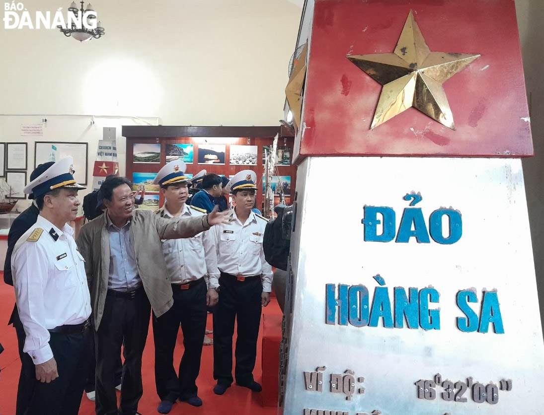 Đoàn công tác tham quan tại Nhà trưng bày Hoàng Sa Bắc Hải. Ảnh: LÊ HÙNG