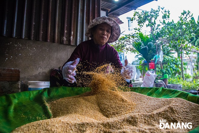 Mùi mè rang, mật mía non, bánh khô mè... khiến cho cả một vùng thơm lây trong những ngày giáp Tết Nguyên đán 2023.