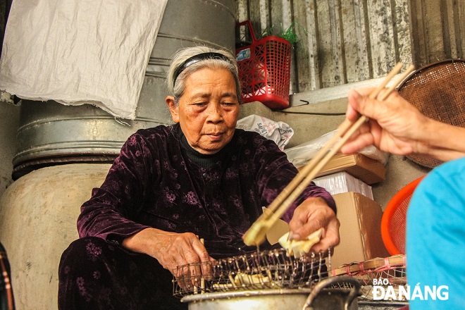 Những người làm bánh nơi đây được thuê với giá 400.000 đồng/ngày.