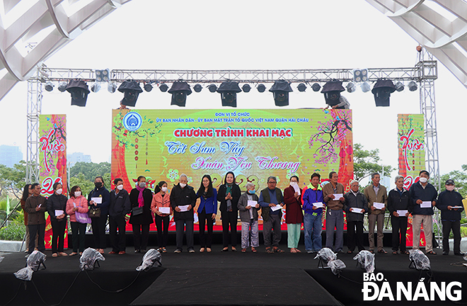 Social policy families and poor households in Hai Chau District receive Tet gifts at the programme