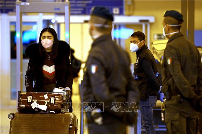 Du khách Trung Quốc tại sân bay ở Rome, Italy, ngày 29-12-2022. AFP/TTXVN