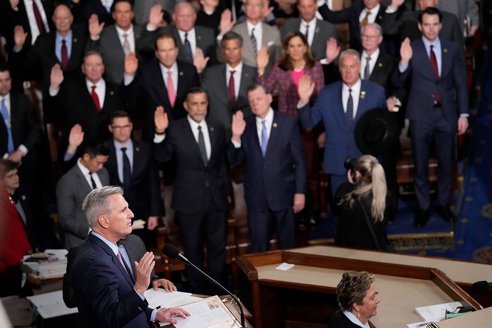 Ông Kevin McCarthy tuyên thệ tại Hạ viện Mỹ. Ảnh: CNN