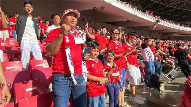 Cổ động viên trên Sân vận động Gelora Bung Karno (Indonesia).