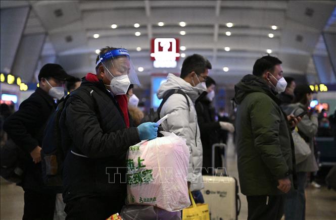 Hành khách xếp hàng chờ lên tàu tại nhà ga ở Bắc Kinh, Trung Quốc, ngày 5-1-2023. Ảnh: AFP/TTXVN