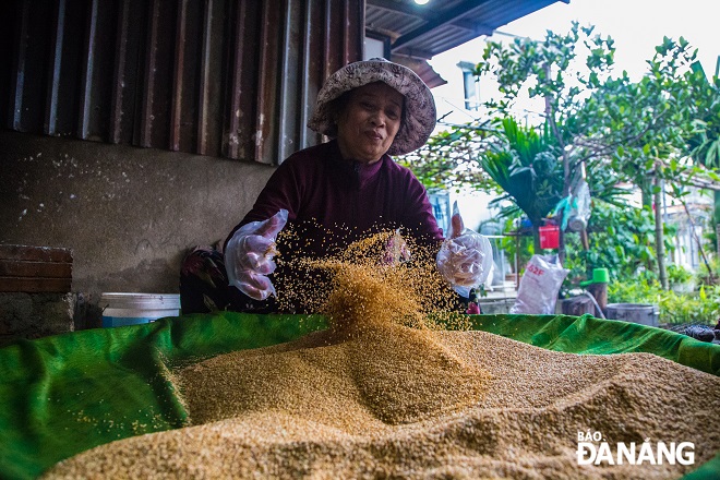 The smell of roasted sesame, young molasses and dried sesame cakes makes the whole area fragrant in thesse days leading up to the Lunar New Year 2023.