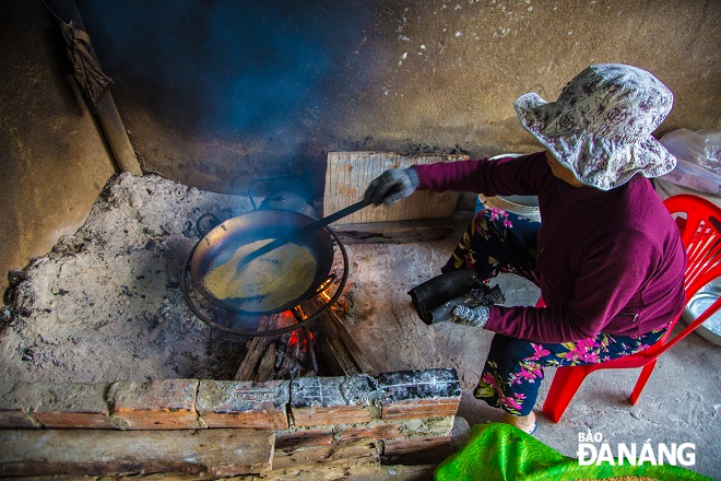 According to Mrs. Nghia, in order to have a delicious dried sesame cake, the baker must concentrate the most at the sesame roasting stage. Because if you do not stir evenly, the sesame will burn, leading to the taste of the cake is not quality.