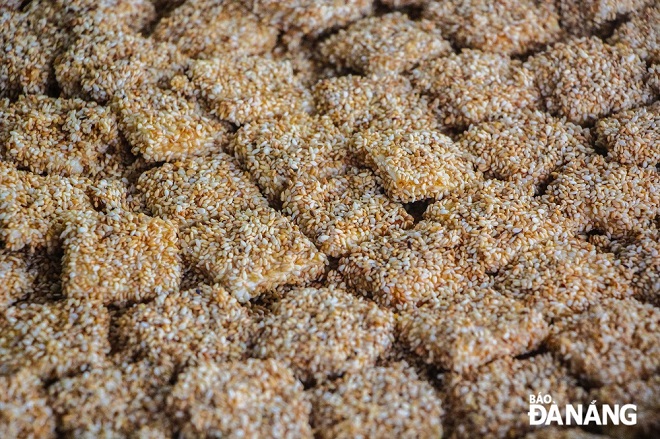 Dried sesame seed cakes in the drying stage to prepare for packaging