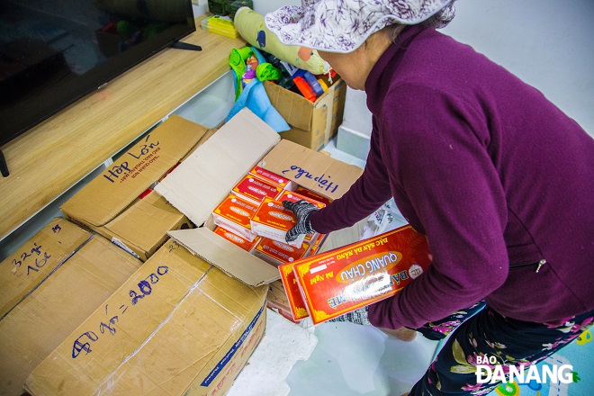 Mrs. Nghia is seen packing boxes of 'banh kho me' to send to domestic and foreign markets.