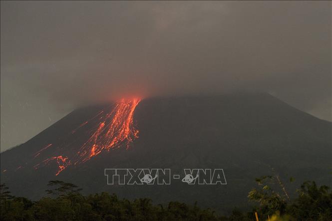 Dung nham phun trào từ miệng núi lửa Merapi, nhìn từ Tunggul Arum, huyện Sleman, Yogyakarta, Indonesia, ngày 21-6-2021. Ảnh: THX/TTXVN