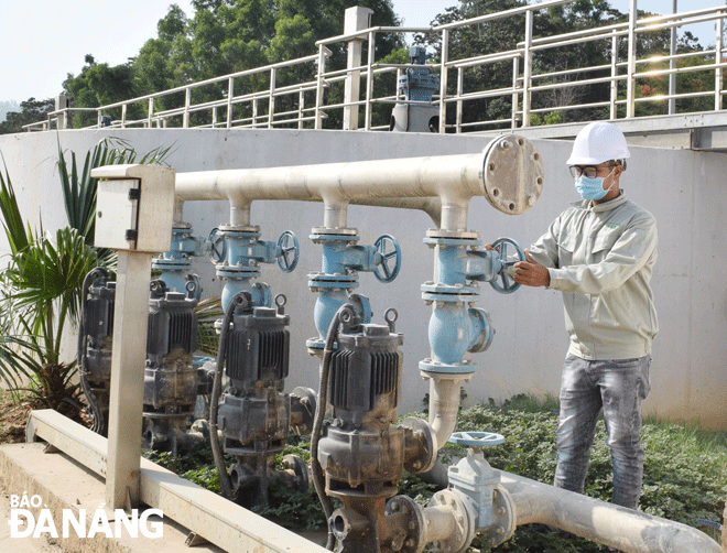 Nhân viên Công ty CP kỹ thuật SEEN tại Đà Nẵng vận hành hệ thống xử lý nước thải bảo đảm môi trường. Ảnh: HOÀNG HIỆP