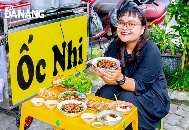 Young people cherish ‘oc hut’ as an attractive street food. Photo: T.Y