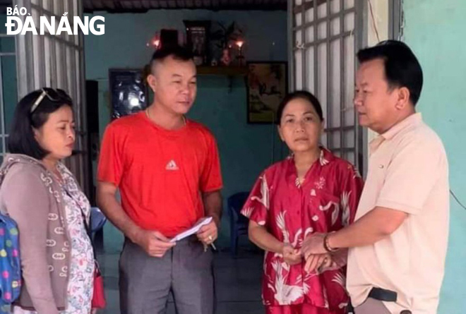Chị Trang (bìa trái) trao đổi về chủ trương, chính sách mới cho người dân nắm rõ. Ảnh: 