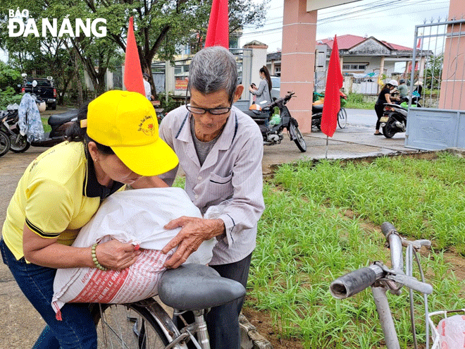 Tet gifts given to those affected by natural disasters in 2022 are a great source of encouragement and motivation to them to help them stabilize their lives. Photo: CHIEN THANG