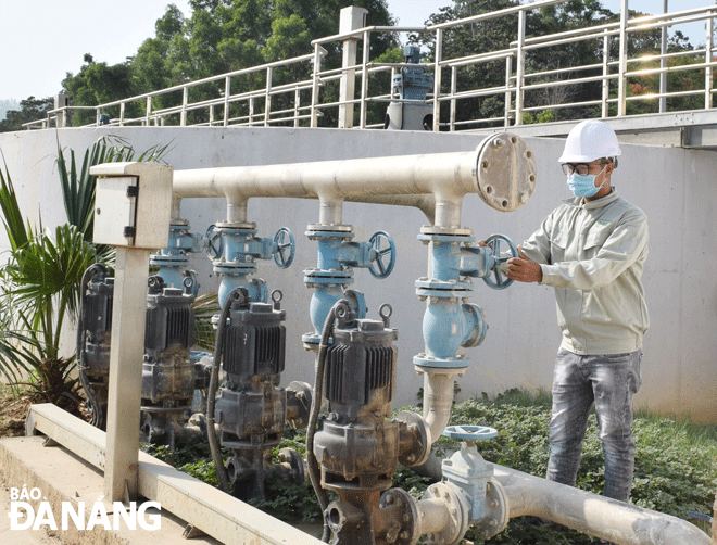 Employees of the SEEN Engineering JSC in Da Nang are operating the wastewater treatment system to ensure the environment. Photo: HOANG HIEP