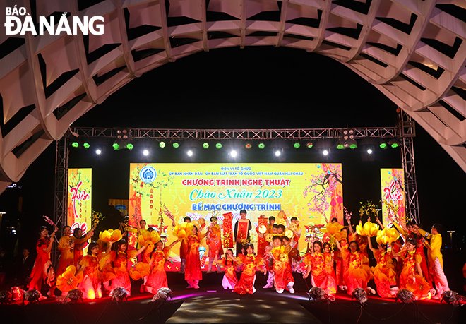 A singing and dancing performance by pupils from the Nguyen Hue Junior High School. Photo: X.D