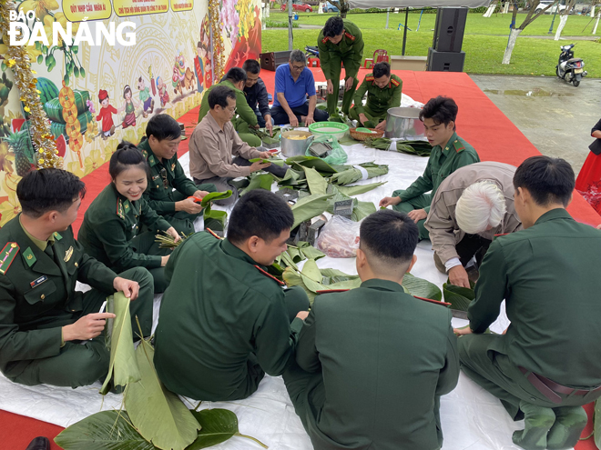 Các chiến sĩ Biên phòng gói bánh chưng tặng người dân khó khăn.