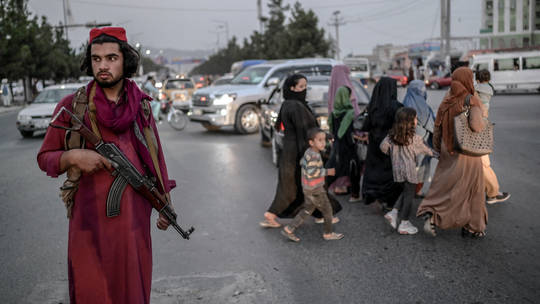 Tay súng Taliban đứng gác trên phố ở Kabul, Afghanistan. Ảnh: AFP