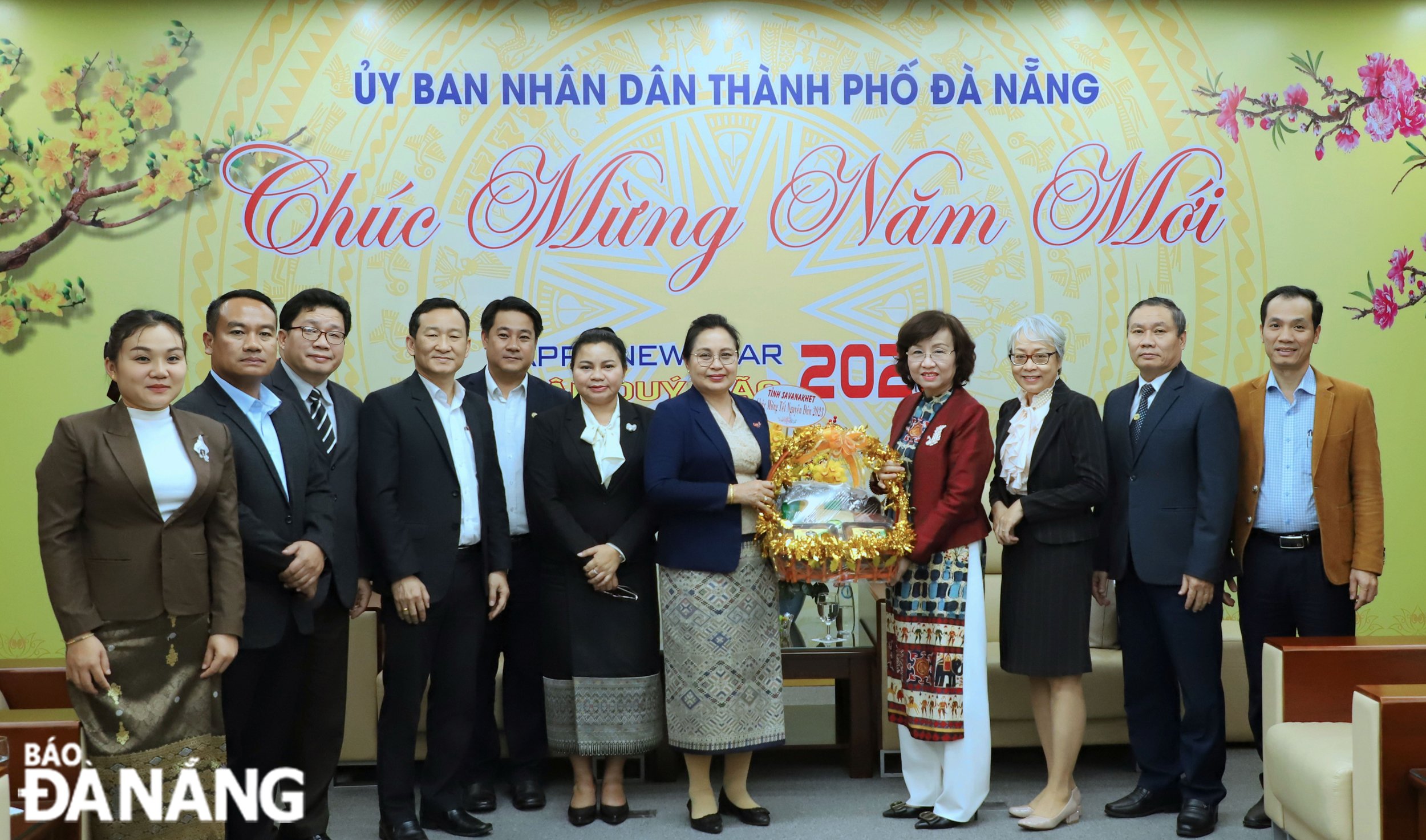 Phó tỉnh trưởng tỉnh Savannakhet (Lào) Lingthong Sengtavanh (thứ 5, bên phải sang) tặng quà chúc Tết lãnh đạo thành phố Đà Nẵng. Ảnh: NGỌC PHÚ