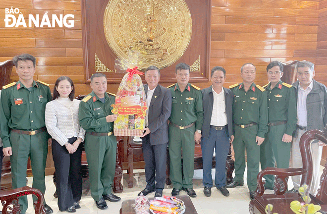 Trưởng ban Dân vận Thành ủy Lê Văn Trung (thứ 4, bên trái sang) đến thăm, chúc Tết Lữ đoàn 74, Tổng cục II, Bộ Quốc phòng. Ảnh: N.Q