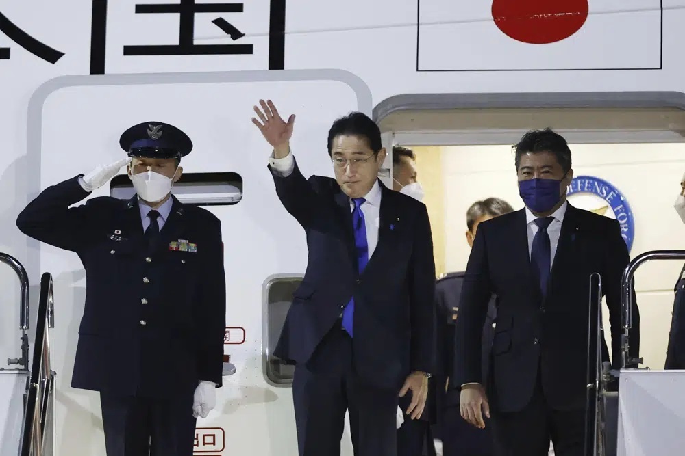 Thủ tướng Nhật Bản Kishida Fumio (giữa) tại sân bay Haneda (Tokyo) ngày 8-1 trước giờ khởi hành chuyến công du tới các nước G7. Ảnh: AP