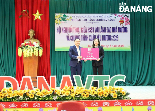 Da Nang Vocational Junior College gave nearly 200 free bus tickets to students to help them return home to celebrate Tet. Photo: H.L