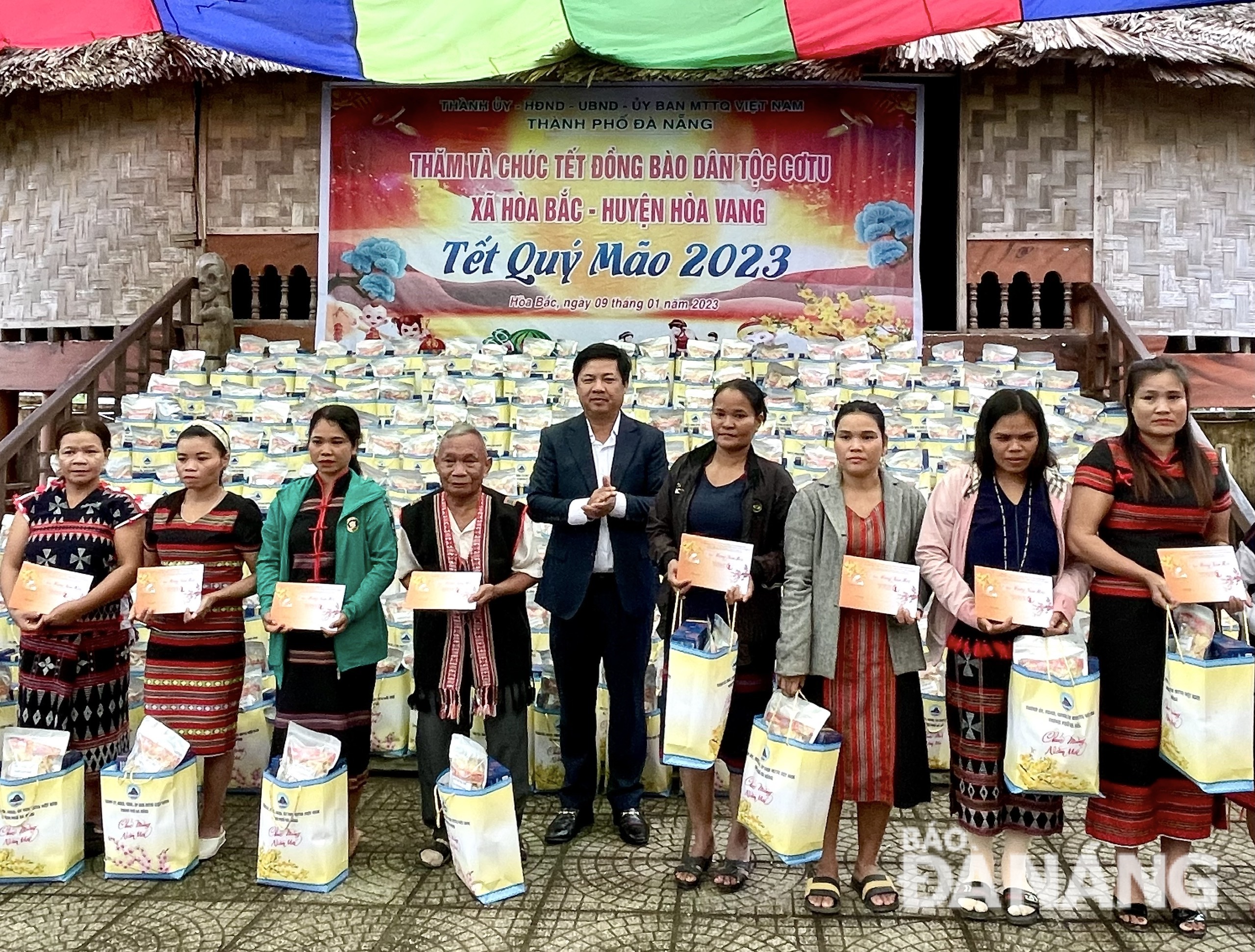 Deputy Secretary of the Da Nang Party Committee cum Chairman of the municipal People's Council Luong Nguyen Minh Triet (centre) presents Tet gifts to the Co Tu people in Hoa Bac Commune. Photo: N.V