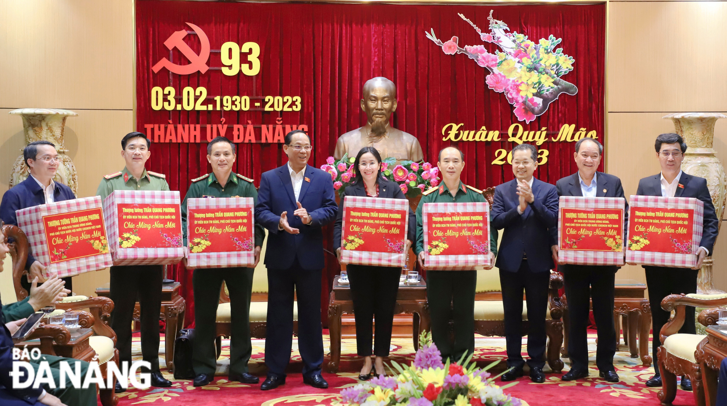 Phó Chủ tịch Quốc hội Trần Quang Phương (thứ 4, từ trái sang) và Bí thư Thành ủy Nguyễn Văn Quảng (thứ 3, từ phải sang) tặng quà chúc Tết các cơ quan, đơn vị thành phố Đà Nẵng. Ảnh: NGỌC PHÚ