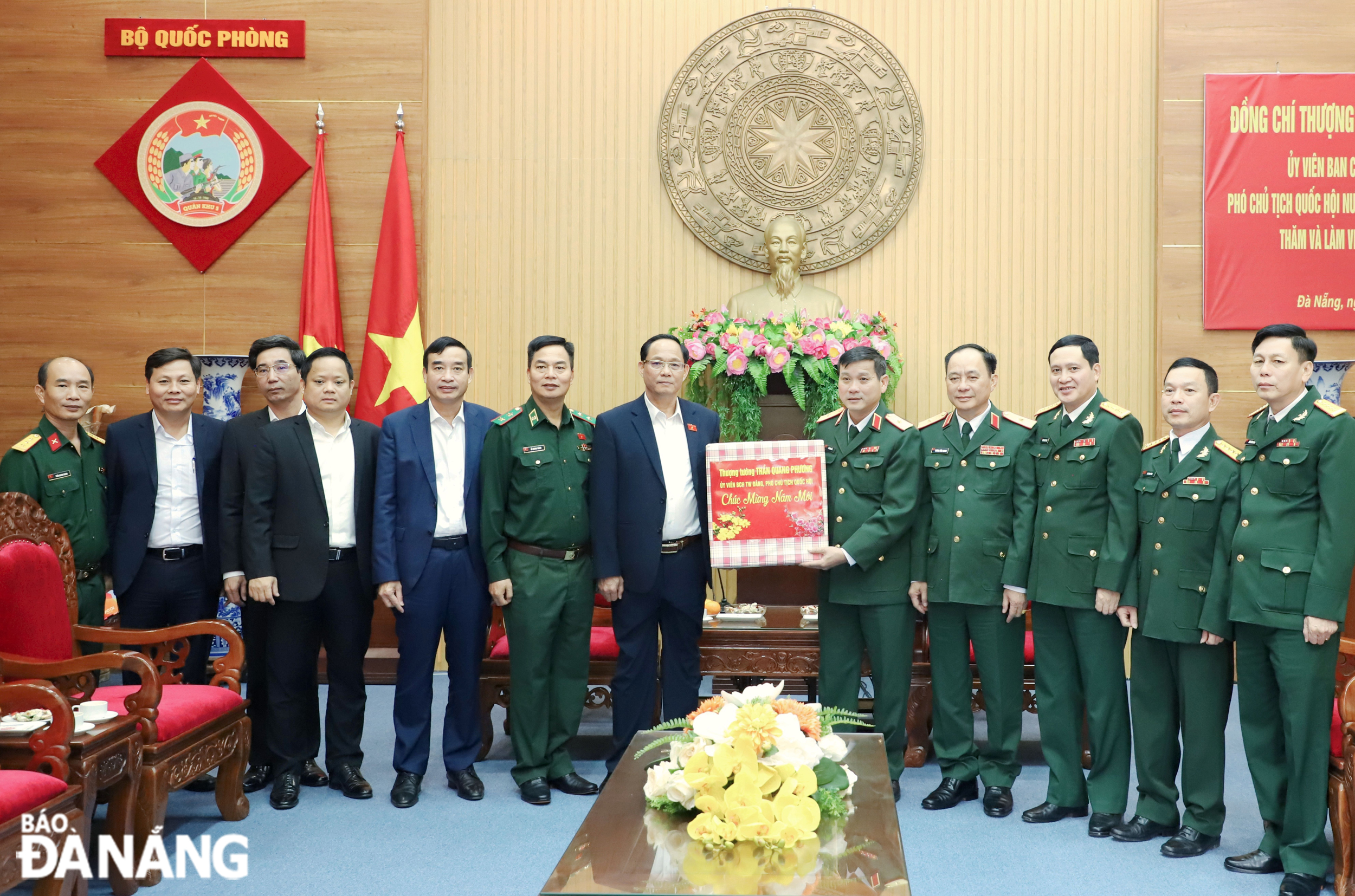Phó Chủ tịch Quốc hội Trần Quang Phương tặng quà chúc Tết lực lượng Vũ trang Quân khu 5. Ảnh: NGỌC PHÚ