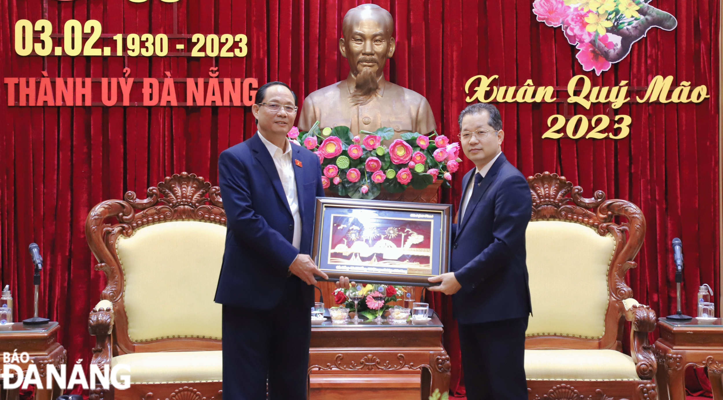 Bí thư Thành ủy Nguyễn Văn Quảng (bên phải) tặng quà lưu niệm cho Phó Chủ tịch Quốc hội Trần Quang Phương. Ảnh: NGỌC PHÚ