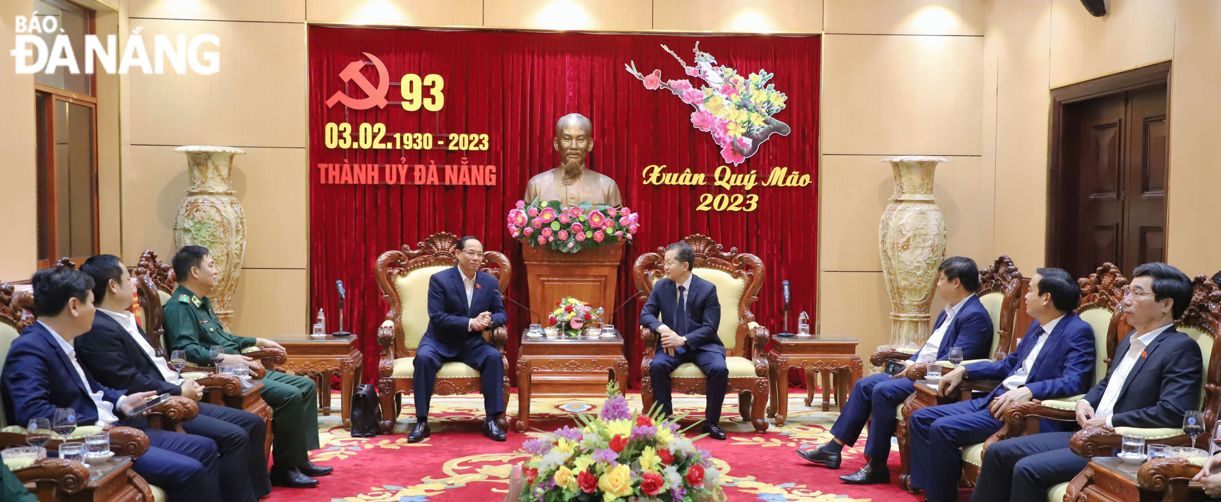 Secretary Nguyen Van Quang (right) hosted a reception for NA Vice Chairman Tran Quang Phuong. Photo: NGOC PHU