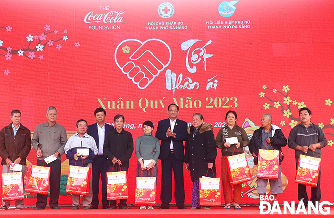 National Assembly Vice Chairman Tran Quang Phuong (fifth, right) and Da Nang Party Committee Deputy Secretary Luong Nguyen Minh Triet (fourth, left) presenting Tet gifts to people in need. Photo: X.D