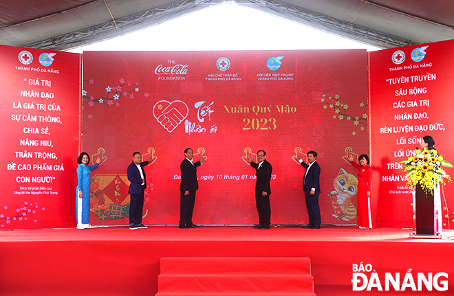 Delegates at the opening ceremony of the fair. Photo: X.D