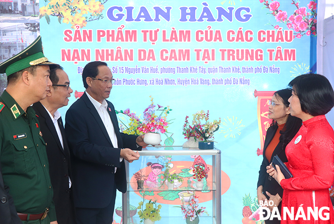 NA Vice Chairman Tran Quang Phuong visited booths at the fair. Photo: X.D